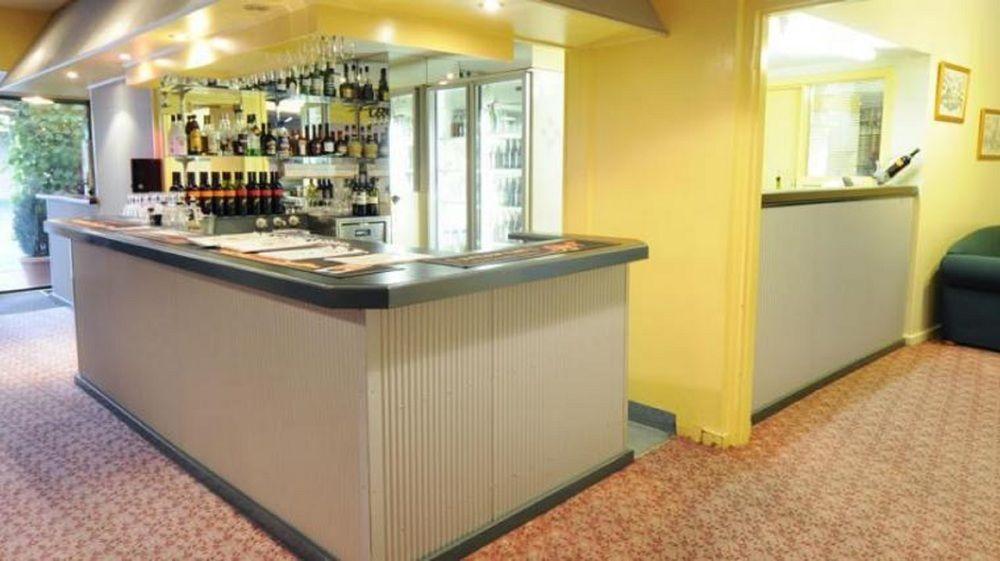 Abel Tasman Airport Motor Inn Лонсестън Екстериор снимка