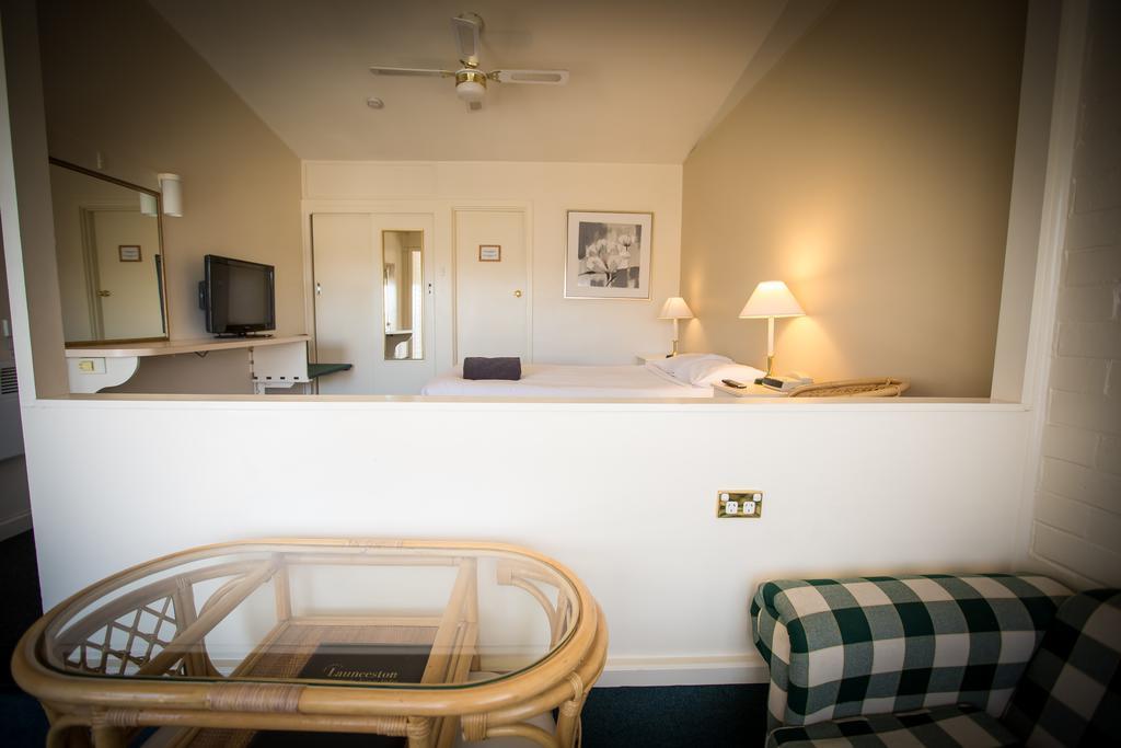 Abel Tasman Airport Motor Inn Лонсестън Екстериор снимка