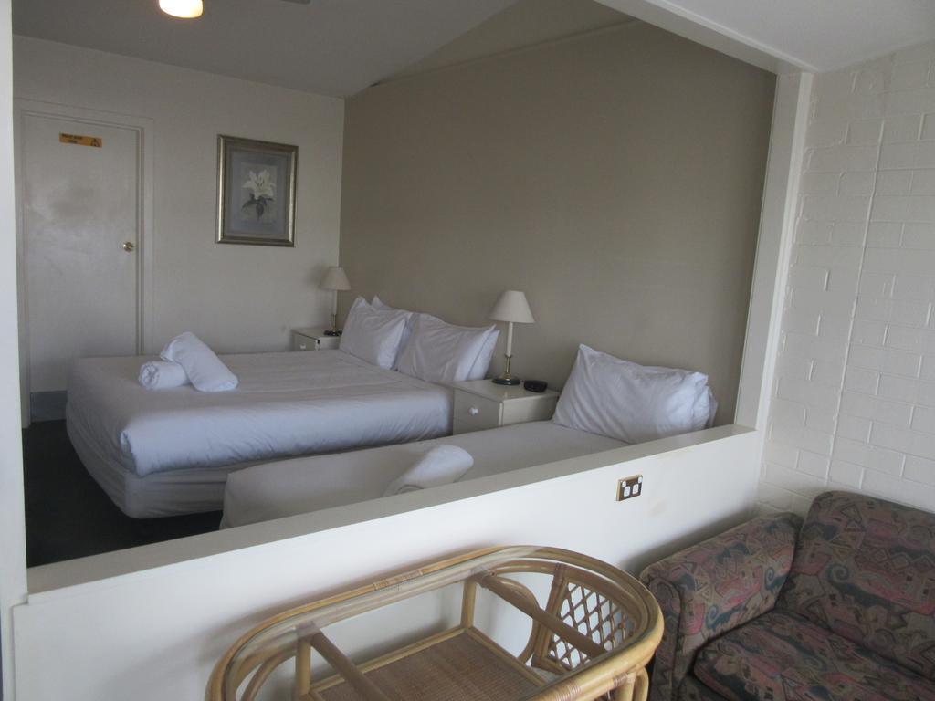 Abel Tasman Airport Motor Inn Лонсестън Екстериор снимка