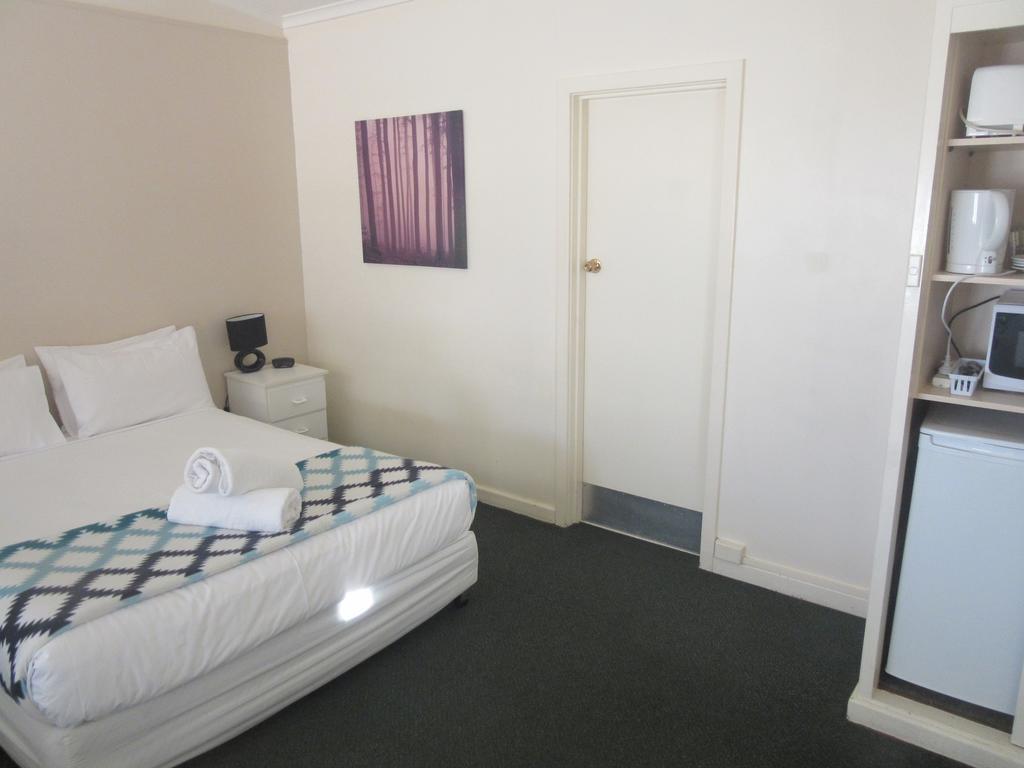 Abel Tasman Airport Motor Inn Лонсестън Екстериор снимка