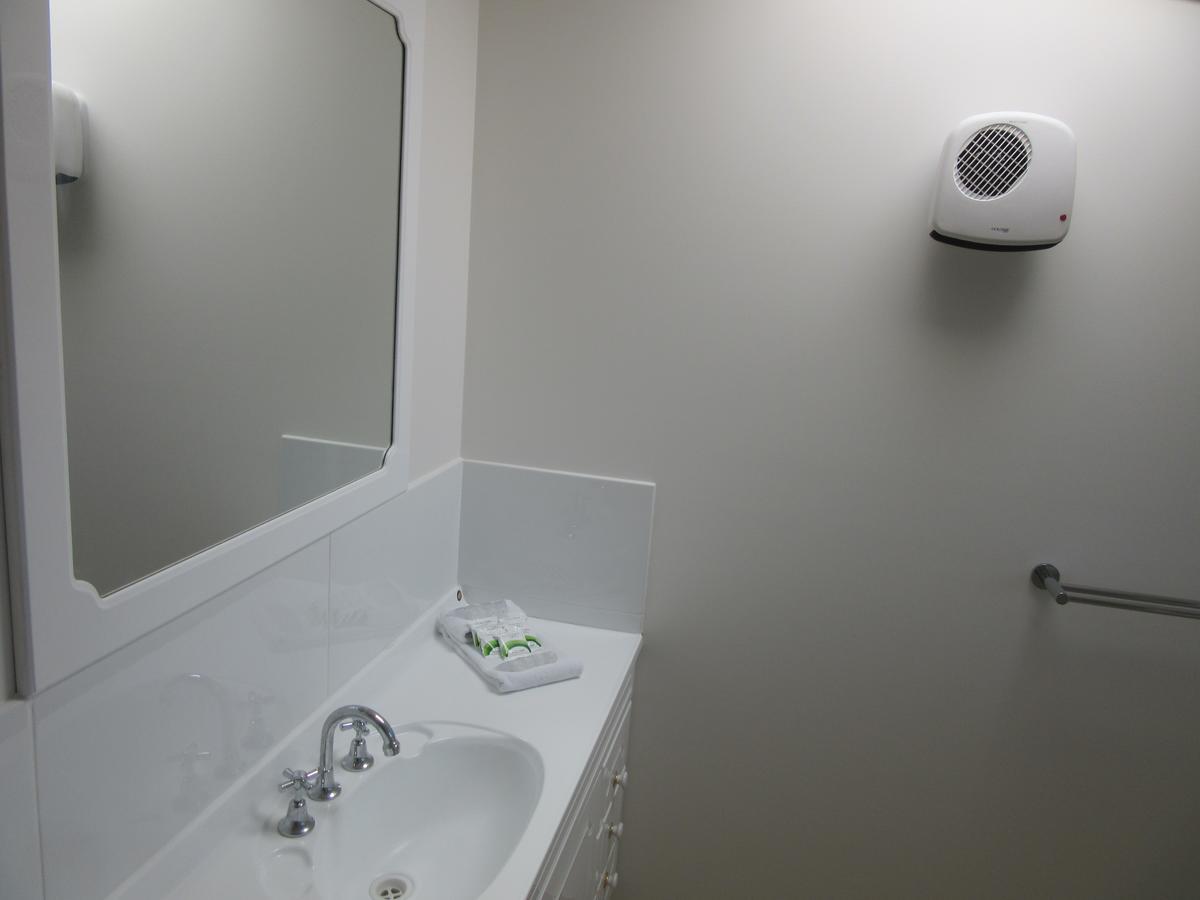 Abel Tasman Airport Motor Inn Лонсестън Екстериор снимка