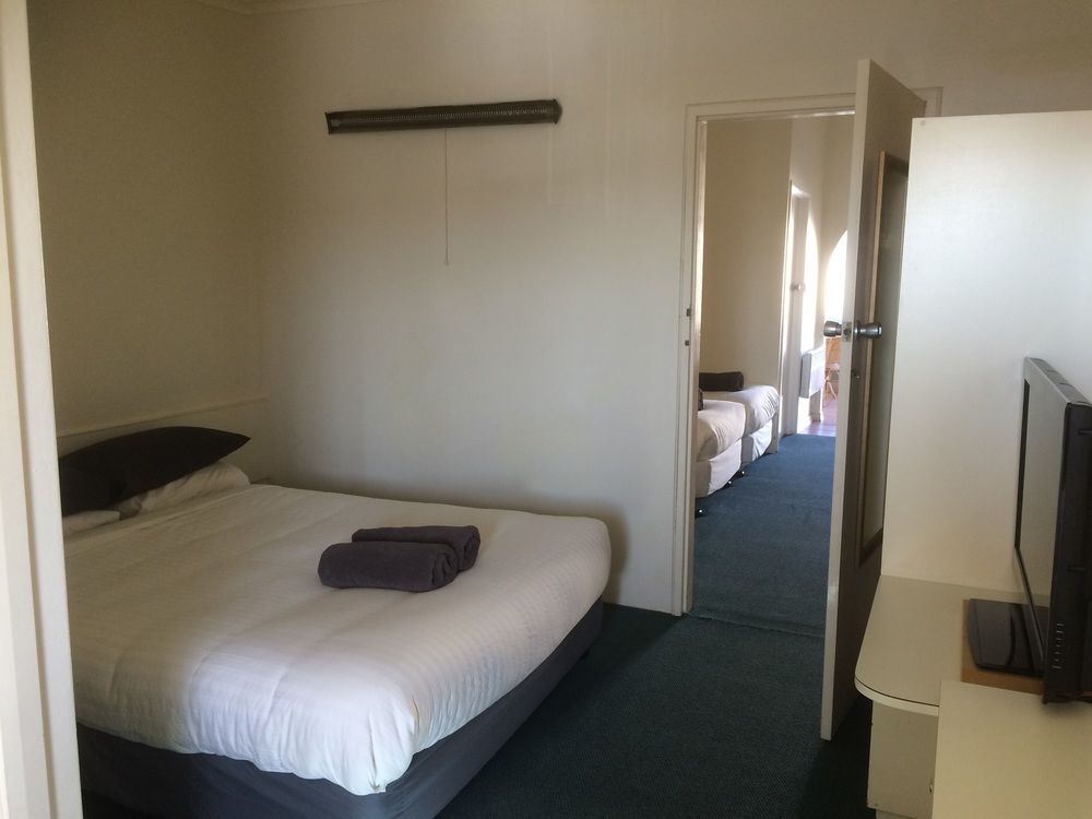 Abel Tasman Airport Motor Inn Лонсестън Екстериор снимка