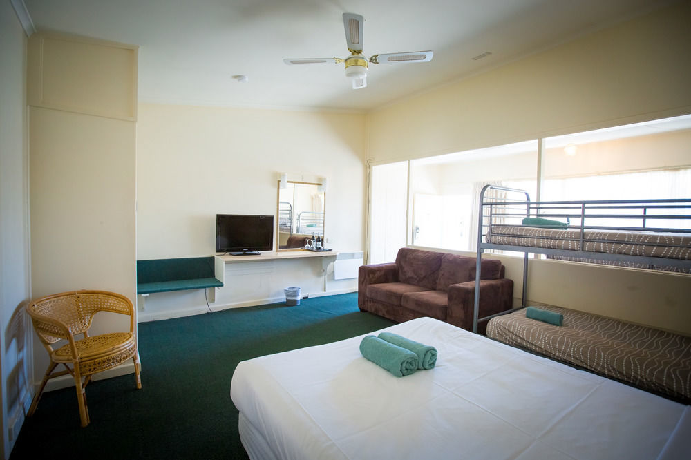 Abel Tasman Airport Motor Inn Лонсестън Екстериор снимка