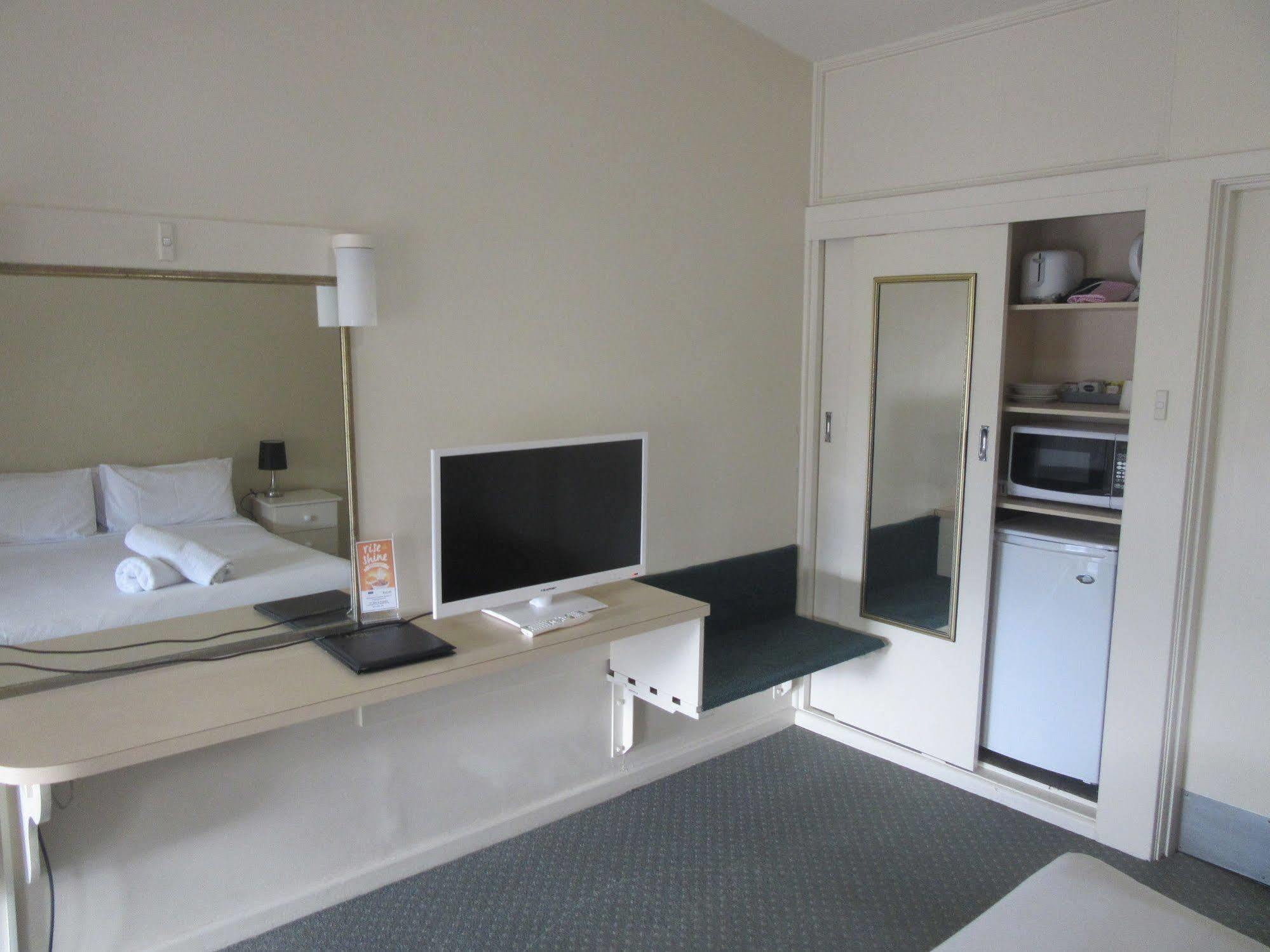 Abel Tasman Airport Motor Inn Лонсестън Екстериор снимка